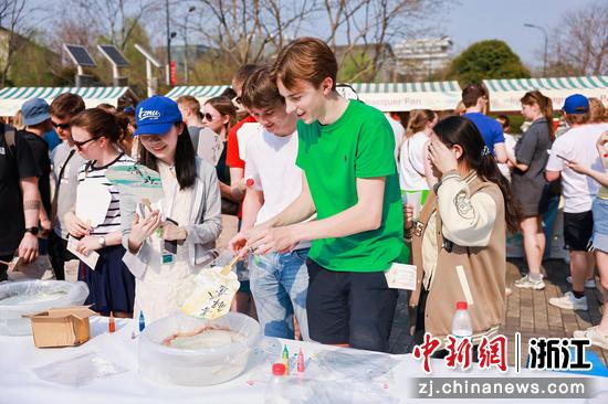 近日,比利时师生体验漆扇制作。 (杭师大供图) 近日,比利时师生体验漆扇制作。 (杭师大供图)