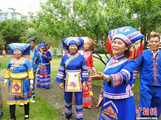 南宁山歌手正在即兴对山歌。赵金玲 摄 南宁山歌手正在即兴对山歌。赵金玲 摄