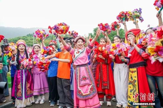 2024年“广西三月三·八桂嘉年华”文化旅游品牌活动上,表演者身着各族服装迎接游客。陈冠言 摄 2024年“广西三月三·八桂嘉年华”文化旅游品牌活动上,表演者身着各族服装迎接游客。陈冠言 摄