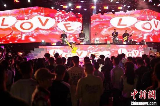 在南宁市民生广场·水漾市集举行的“‘爱在南宁’脱单音乐会”,吸引大批单身青年参与。俞靖 摄 在南宁市民生广场·水漾市集举行的“‘爱在南宁’脱单音乐会”,吸引大批单身青年参与。俞靖 摄