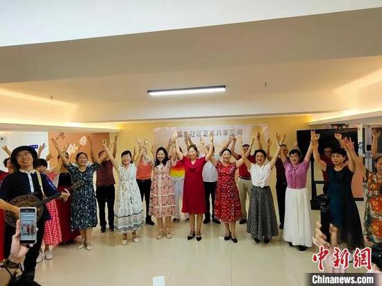 在南宁市良庆区蟠龙社区党群服务中心文体活动室,社区各族居民在排练山歌。黄艳梅 摄 在南宁市良庆区蟠龙社区党群服务中心文体活动室,社区各族居民在排练山歌。黄艳梅 摄