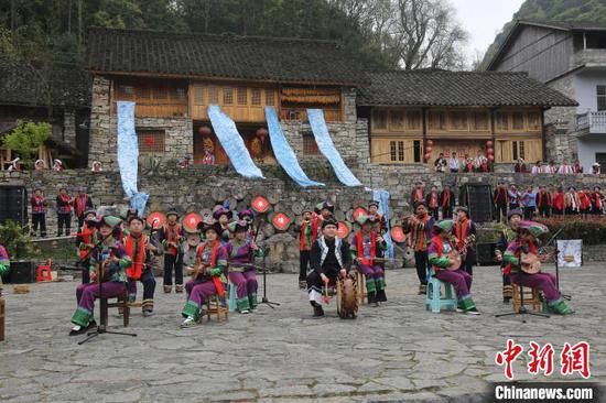 图为布依族同胞现场演绎布依八音坐唱。叶方杰 摄