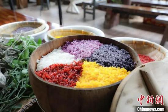 壮族五色糯米饭。王伟臣 摄 壮族五色糯米饭。王伟臣 摄