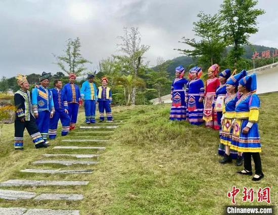 一众歌手在排练对唱壮语山歌。林洁琪 摄 一众歌手在排练对唱壮语山歌。林洁琪 摄