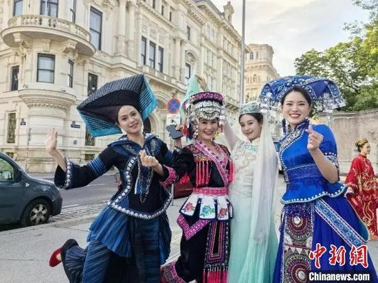 广西多彩民族“快闪”演出亮相维也纳街头。广西文化和旅游厅供图 广西多彩民族“快闪”演出亮相维也纳街头。广西文化和旅游厅供图