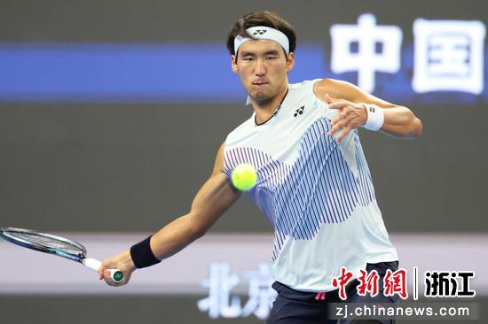 2024年10月1日，在北京进行的中国网球公开赛男单半决赛中，意大利选手辛纳2比0战胜中国选手布云朝克特，晋级决赛。中国选手布云朝克特止步男单四强。图为布云朝克特在比赛中。 田雨昊 摄