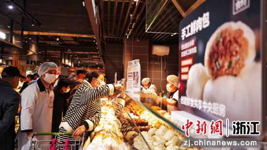 居民在选购商品。永辉超市供图