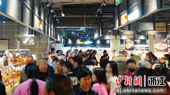 永辉超市温州首家“学习胖东来”自主调改店在龙湾区万达广场焕新开业。永辉超市供图