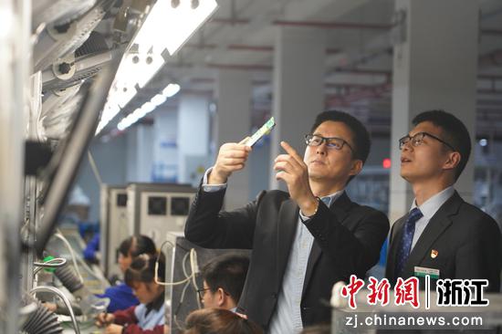 农行宁波高新区分行工作人员走进“专精特新”企业了解企业生产经营情况和当前金融需求。张荣 摄