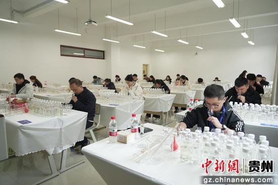 参赛选手进行酒体设计 参赛选手进行酒体设计