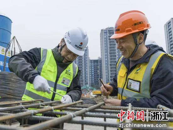 浙江省建设集团党委书记、董事长陶关锋在省智能船舶创新中心项目与工人一起劳动，进行钢筋绑扎作业。浙建集团 供图