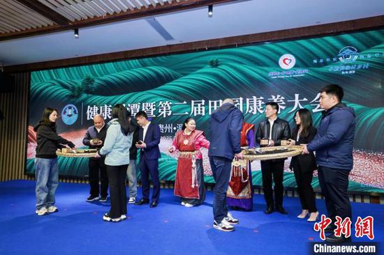 健康湄潭暨第二届田园康养大会期间,匹克球签约、匹克球专项基金揭牌、“同心艺术”专项基金揭牌、红眉茶发布等多项仪式举行。图为红眉茶发布仪式现场。 (北京同心共铸公益基金会供图) 健康湄潭暨第二届田园康养大会期间,匹克球签约、匹克球专项基金揭牌、“同心艺术”专项基金揭牌、红眉茶发布等多项仪式举行。图为红眉茶发布仪式现场。 (北京同心共铸公益基金会供图)