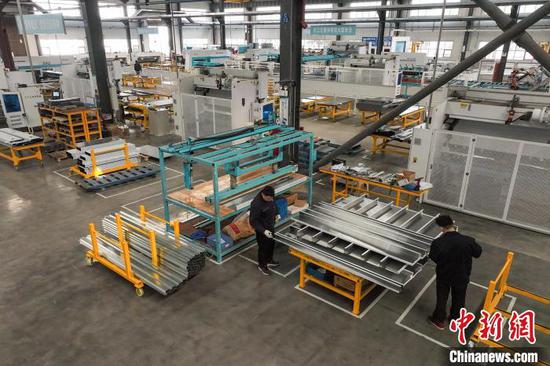 图为工人在制作电梯部件。(无人机照片)中新社记者 瞿宏伦 摄 图为工人在制作电梯部件。(无人机照片)中新社记者 瞿宏伦 摄