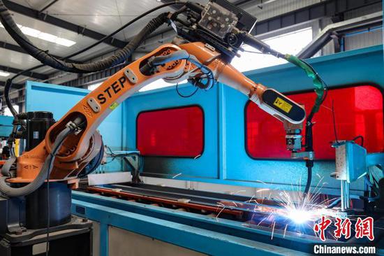图为智能机器人生产设备在焊接电梯门板。中新社记者 瞿宏伦 摄 图为智能机器人生产设备在焊接电梯门板。中新社记者 瞿宏伦 摄