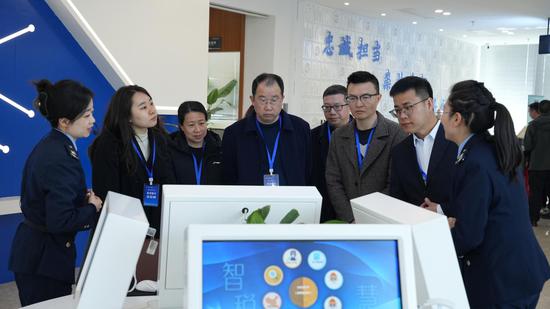 与会代表参观办税服务厅开展税费体验师活动 与会代表参观办税服务厅开展税费体验师活动