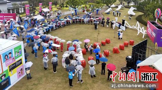 “致力为公·爱满星河”关爱孤独症儿童主题公益活动现场。 主办方 供图 “致力为公·爱满星河”关爱孤独症儿童主题公益活动现场。 主办方 供图