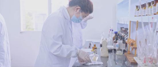 泛德制药的工作人员在做实验