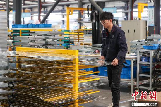 图为工人在摆放电梯部件。中新社记者 瞿宏伦 摄 图为工人在摆放电梯部件。中新社记者 瞿宏伦 摄