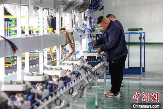 图为工人在组装电梯部件。中新社记者 瞿宏伦 摄 图为工人在组装电梯部件。中新社记者 瞿宏伦 摄