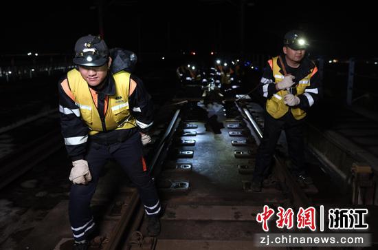 图为:午夜施工现场。中新社发 贺瑞明 摄