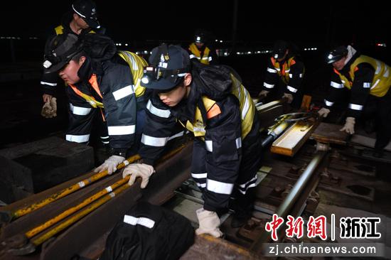 图为:工作人员进行旧岔心拆卸、新岔安装及动态校准。中新社发 贺瑞明 摄