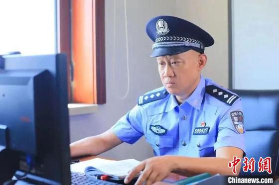 图为原天津市滨海新区公安局（现为天津市公安局滨海分局）刑侦支队一大队副大队长许喆生前工作照。（天津市公安局供图）