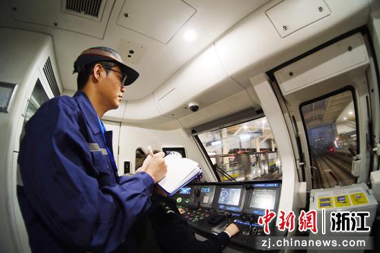 图为:工作人员夜间维护检修。中新社发 贺瑞明 摄