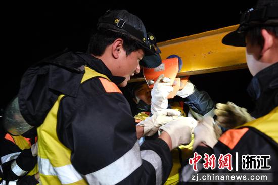 图为:工作人员进行旧岔心拆卸、新岔安装及动态校准。中新社发 贺瑞明 摄