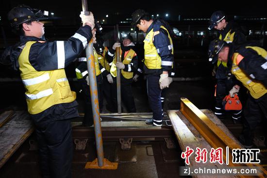 图为:工作人员在午夜开展作业。中新社发 贺瑞明 摄