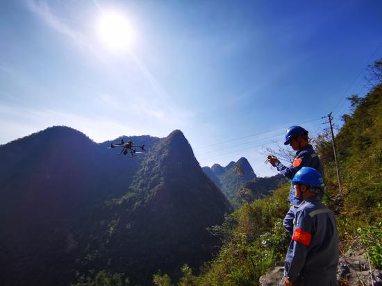 河池供电局运维人员对重要线路开展防山火巡视工作。罗洋 摄 河池供电局运维人员对重要线路开展防山火巡视工作。罗洋 摄