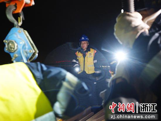 图为:工作人员进行旧岔心拆卸、新岔安装及动态校准。中新社发 贺瑞明 摄