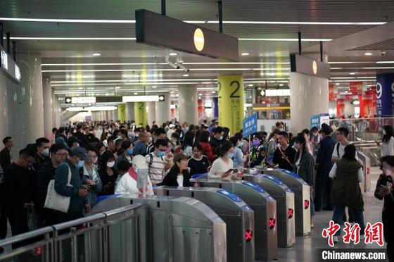 2025年第一季度,天津轨道交通全网客运量达1.53亿人次,创历年同期新高。图为出入地铁站的人潮。(天津轨道交通集团供图) 2025年第一季度,天津轨道交通全网客运量达1.53亿人次,创历年同期新高。图为出入地铁站的人潮。(天津轨道交通集团供图)