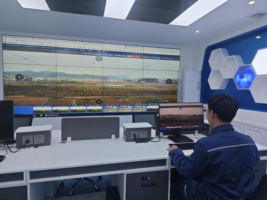 玉林供电局输电值班人员通过安装在杆塔上的在线监测装置,实时监测线路的山火隐患。熊雄 摄 玉林供电局输电值班人员通过安装在杆塔上的在线监测装置,实时监测线路的山火隐患。熊雄 摄