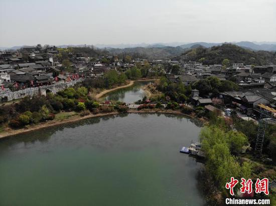 4月3日，航拍贵阳青岩古镇春景。青岩古镇位于贵州省贵阳市花溪区，是贵州四大古镇之一。古镇内古建筑交错密布，形成于明洪武年间，历经明清两代，距今已有600余年历史。石小杰 摄