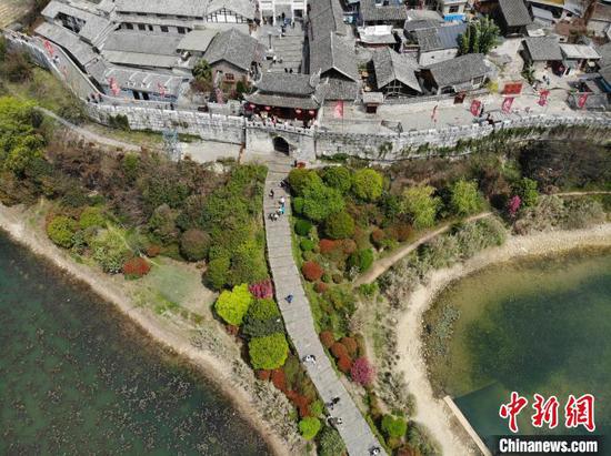 4月3日，航拍贵阳青岩古镇春景。青岩古镇位于贵州省贵阳市花溪区，是贵州四大古镇之一。古镇内古建筑交错密布，形成于明洪武年间，历经明清两代，距今已有600余年历史。石小杰 摄