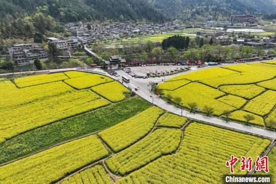 2025年4月3日,航拍贵州省黔南布依族苗族自治州贵定县盘江镇音寨村。 中新社记者 瞿宏伦 摄 2025年4月3日,航拍贵州省黔南布依族苗族自治州贵定县盘江镇音寨村。 中新社记者 瞿宏伦 摄