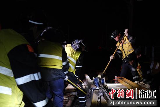 图为:工作人员进行旧岔心拆卸、新岔安装及动态校准。中新社发 贺瑞明 摄