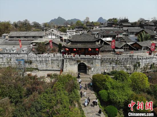 4月3日，航拍贵阳青岩古镇春景。青岩古镇位于贵州省贵阳市花溪区，是贵州四大古镇之一。古镇内古建筑交错密布，形成于明洪武年间，历经明清两代，距今已有600余年历史。石小杰 摄