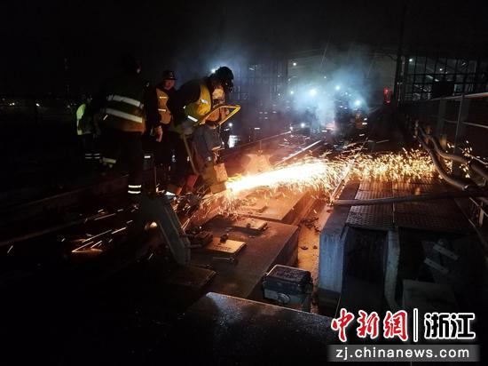 图为:工作人员精心打磨轨道设备。中新社发 贺瑞明 摄