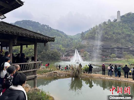 图为游客在乌江寨国际旅游度假区游玩。唐哲 摄