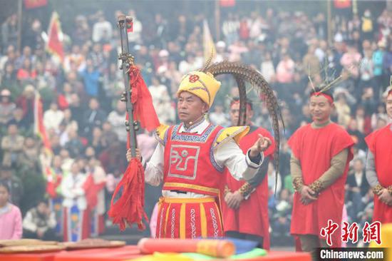 图为主祭师在进行礼祭。中新社记者 瞿宏伦 摄