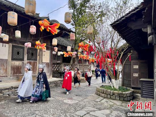 4月5日，清明小长假的第二天，贵州省遵义市播州区乌江寨国际旅游度假区吸引众多游客前来游玩观光。图为游客在乌江寨国际旅游度假区游玩。唐哲 摄