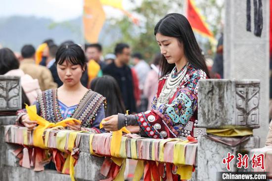 图为民众在绑祈福带。中新社记者 瞿宏伦 摄