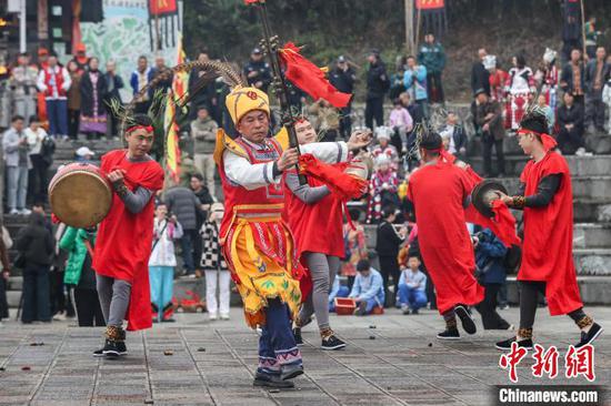 图为祭祀人员在进行祈福仪式。中新社记者 瞿宏伦 摄