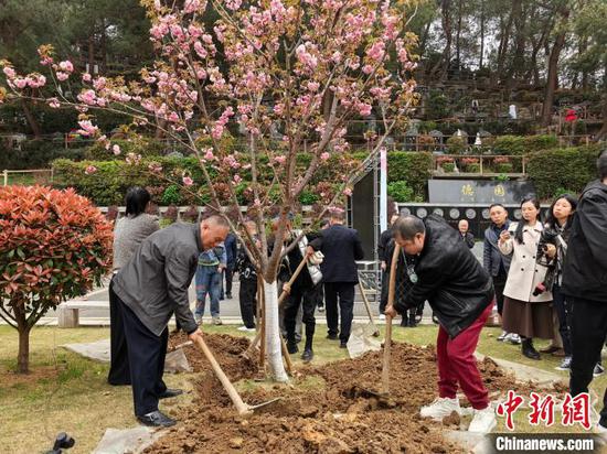 图为群众性殡葬文明实践活动现场。中新网记者张伟 摄
