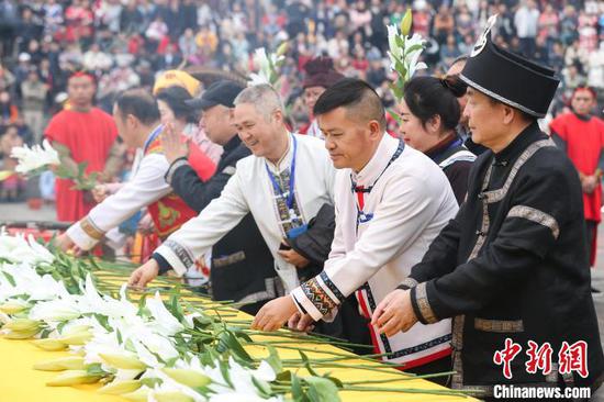 图为民众敬献鲜花。中新社记者 瞿宏伦 摄