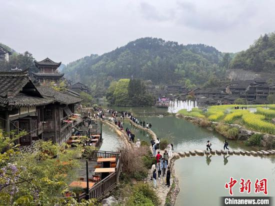 图为游客在乌江寨国际旅游度假区游玩。唐哲 摄