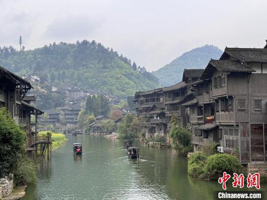 图为游客在乌江寨国际旅游度假区乘船游玩。唐哲 摄