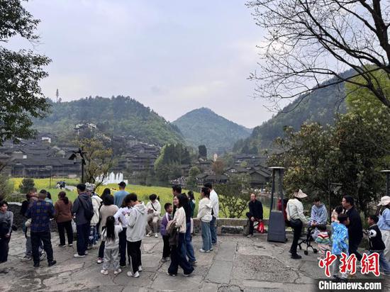 图为游客在乌江寨国际旅游度假区游玩。唐哲 摄