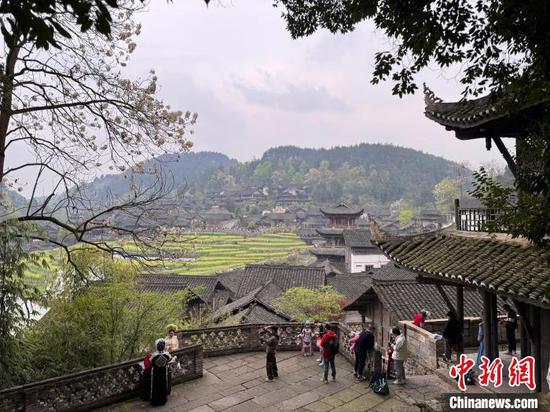 图为游客在乌江寨国际旅游度假区游玩。唐哲 摄